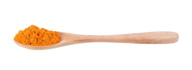 Beyaz arka plan üzerinde izole bir tahta kaşık zerdeçal tozu.