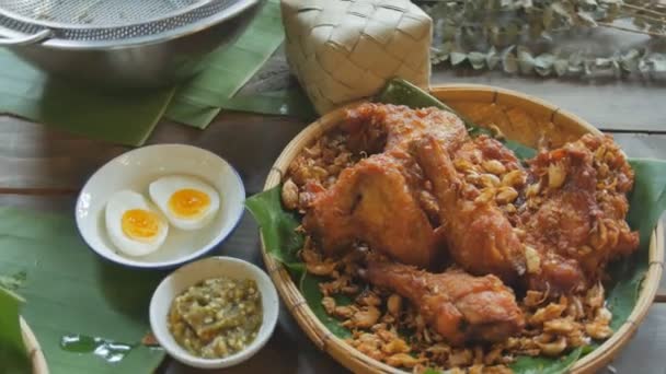 Sarımsak Fried Chicken Ahşap Bir Masaya Döndürülmüş — Stok video