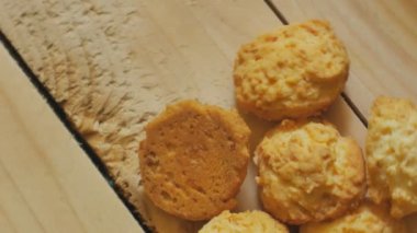 Atış bir plaka üzerinde dönen Hindistan cevizi bisküvi kapatın.