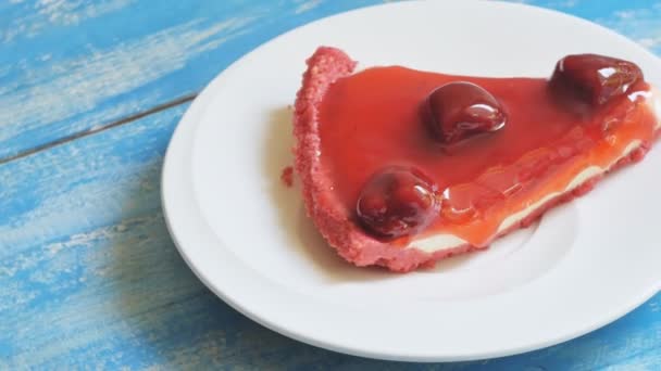 Close Shot Strawberry Cheesecake Rotating Plate — Stock Video