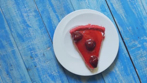 Nahaufnahme Von Erdbeer Käsekuchen Der Sich Auf Einem Teller Dreht — Stockvideo