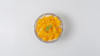Üst görünüm yemek taze mango peynir krem ev yapımı Için beyaz arka plan