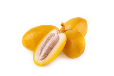 Beyaz arkaplan üzerine izole edilmiş sarı çiğ hurma.