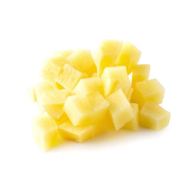 Beyaz arka planda izole edilmiş doğranmış patates.