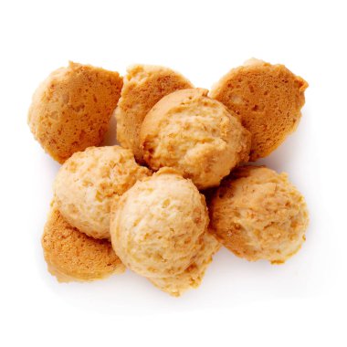 Beyaz bir arka plan üzerinde izole lezzetli Hindistan cevizi çerezleri