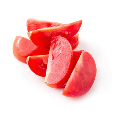 Beyaz arkaplanda izole edilmiş domates dilimi