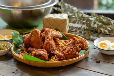 Tahta masada kızarmış tavuk.