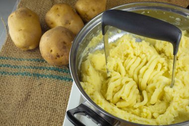 Patates eziciyle haşlanmış patates. .