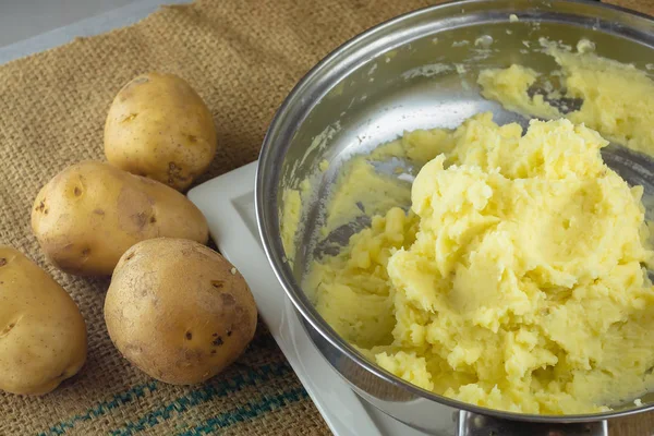 Vermalen Gekookte Aardappelen Met Een Aardappel Masher — Stockfoto