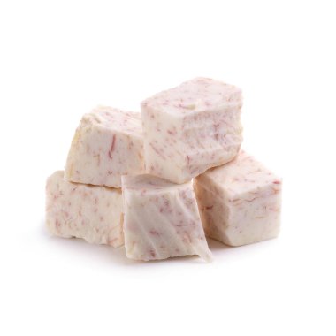 Beyaz arkaplanda izole edilmiş taro kökü küpü.