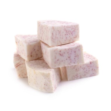 Beyaz arkaplanda izole edilmiş taro kökü küpü.