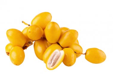 Beyaz arkaplan üzerine izole edilmiş sarı çiğ hurma.