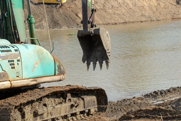 Backhoes cavando areia com pás — Fotografia de Stock