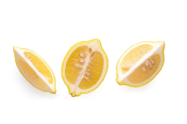 Спелый ломтик желтого лимона цитрусовые изолированы на белой спине — стоковое фото