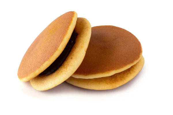 Dorayaki jsou japonské palačinky izolované na bílém pozadí. — Stock fotografie