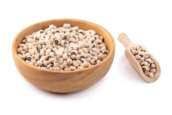 Black-eyed peas in een houten kom geïsoleerd op een witte achtergrond — Stockfoto