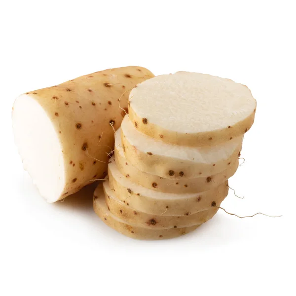 Ρίζες και φέτες ή Κινέζικη γλυκοπατάτα απομονωμένη πάνω από την άσπρη πλάτη — Φωτογραφία Αρχείου