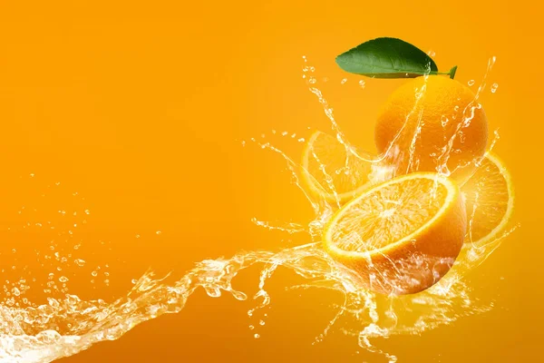 Färska skivade apelsiner och apelsinfrukt på orange bakgrund — Stockfoto