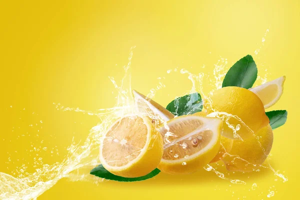 Vattenstänk på färska skivade mogen gul citron frukt isolerad — Stockfoto