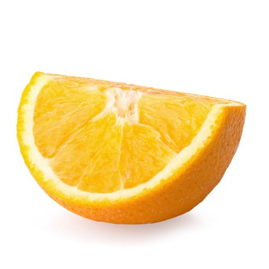 Taze dilimlenmiş portakallar beyaz arka planda izole edilmiş.