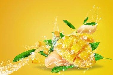 Mango küpleri Iso ile Taze Dilimlenmiş Mango meyve su sıçraması