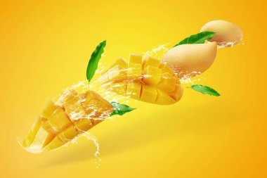 Mango küpleri Iso ile Taze Dilimlenmiş Mango meyve su sıçraması