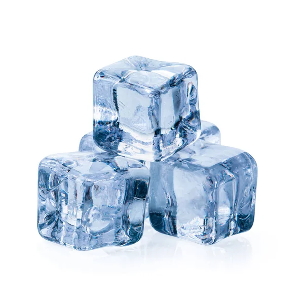 Cubos de hielo aislados sobre un fondo blanco —  Fotos de Stock