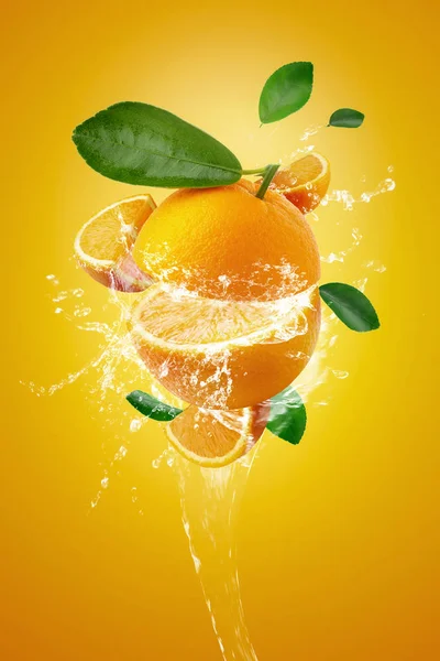 Wasser spritzt auf frisch geschnittene Orangen und Orangen. — Stockfoto