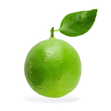 Beyaz arkaplanda taze yeşil kireç izole edildi