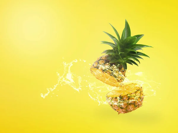 Water Splashing on Fresh Pineapple is tropical fruit isolated on — Stock Photo, Image