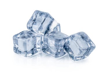 Beyaz zemin üzerinde izole buz küpleri