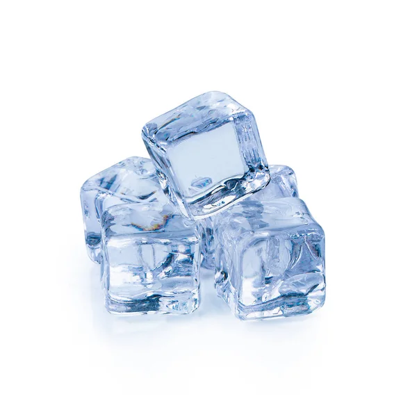 Cubes de glace isolés sur fond blanc — Photo