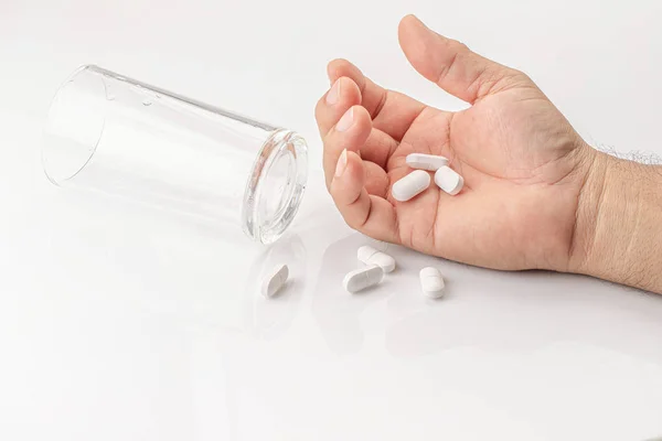 Mão segurando muitos comprimidos de paracetamol isolados no backgrou branco — Fotografia de Stock