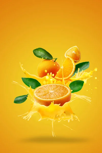 Orangensaft spritzt auf frisch geschnittene Orangen und Orangen — Stockfoto