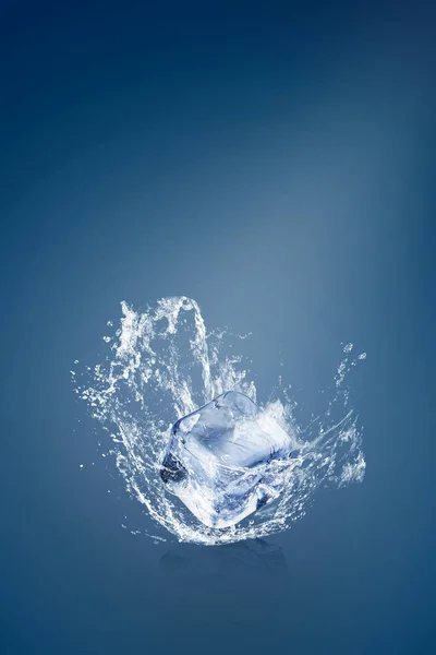 Cubos de hielo aislados sobre un fondo azul y espacio de copia —  Fotos de Stock