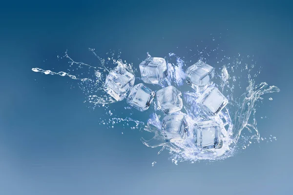 Cubos de hielo aislados sobre un fondo azul y espacio de copia — Foto de Stock