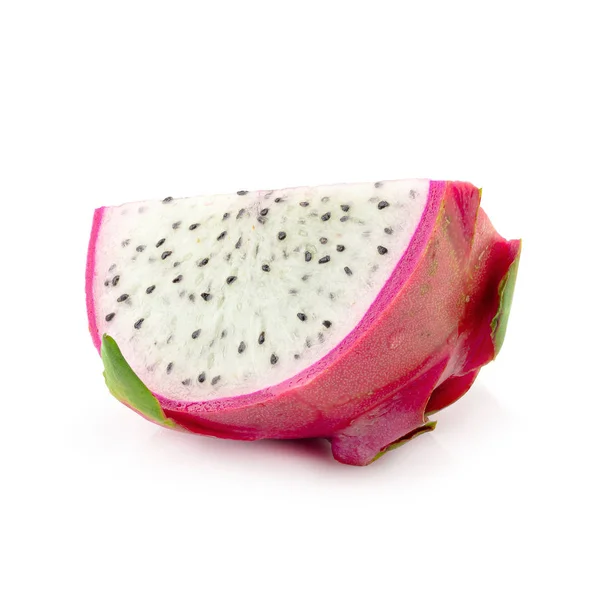 Gesneden Dragon fruit of Pitaya geïsoleerd op witte achtergrond. — Stockfoto