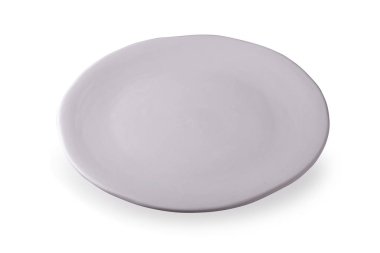 Çimento tahtasına boş beyaz seramik tabak