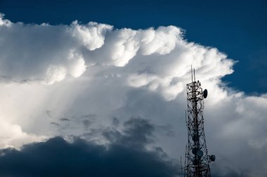Anten kulesi ve Beyaz kabarık cl ile İletişim tekrarlayıcı
