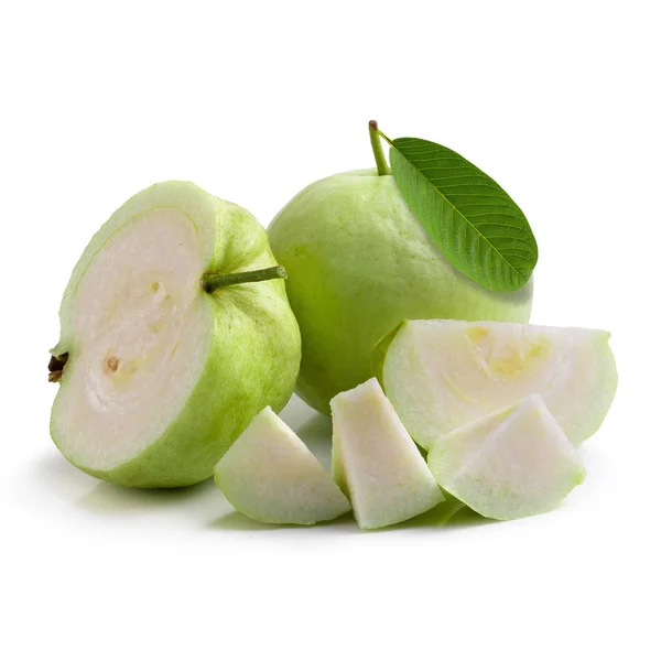 Skiva Guava frukt isolerad över en vit bakgrund — Stockfoto