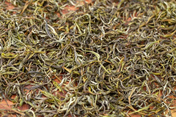 Premium suche zielone liście herbaty rozprzestrzeniania utwardzania w szufladę kosz bambusa — Zdjęcie stockowe