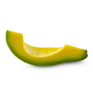 Dilimler ve beyaz bir arka plan üzerinde izole avokado yarısı.