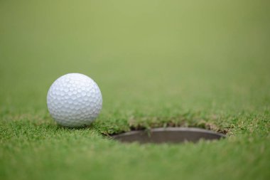 Golf topu deliğe yakın