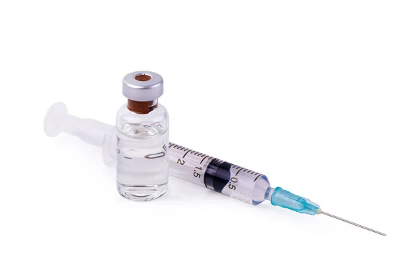 用隔离在白色巴氏杆菌上的注射器注射的医疗小瓶 — 图库照片