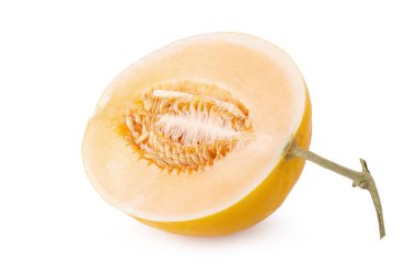 Beyaz arkaplanda yarım sarı kavun izole edilmiş.