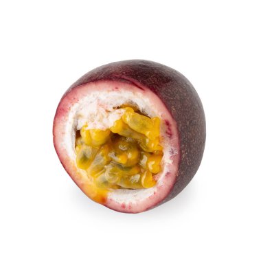 Beyaz arka planda izole edilmiş taze tutku meyvesi.