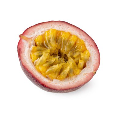 Beyaz arka planda izole edilmiş taze tutku meyvesi.