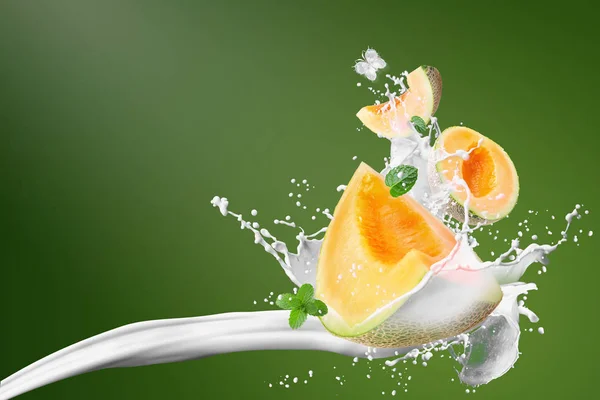 Japanische Melonen und Milch spritzen isoliert auf grünem Hintergrund — Stockfoto