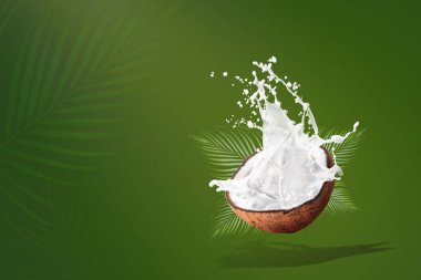 Yeşil arka plan üzerinde izole Hindistan cevizi Sütü Splashing