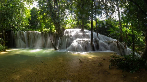 Mae Kae şelale milli parkta bulunan şelale 